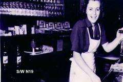 1_ampuette-historic-people-01-staff_-04-frau_an_bar