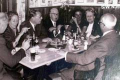 1_ampuette-historic-people-02-guests-02-stammtisch