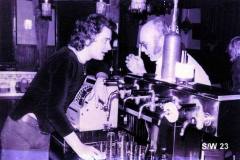 1_ampuette-historic-people-03-misc-02-smalltalk_at_bar